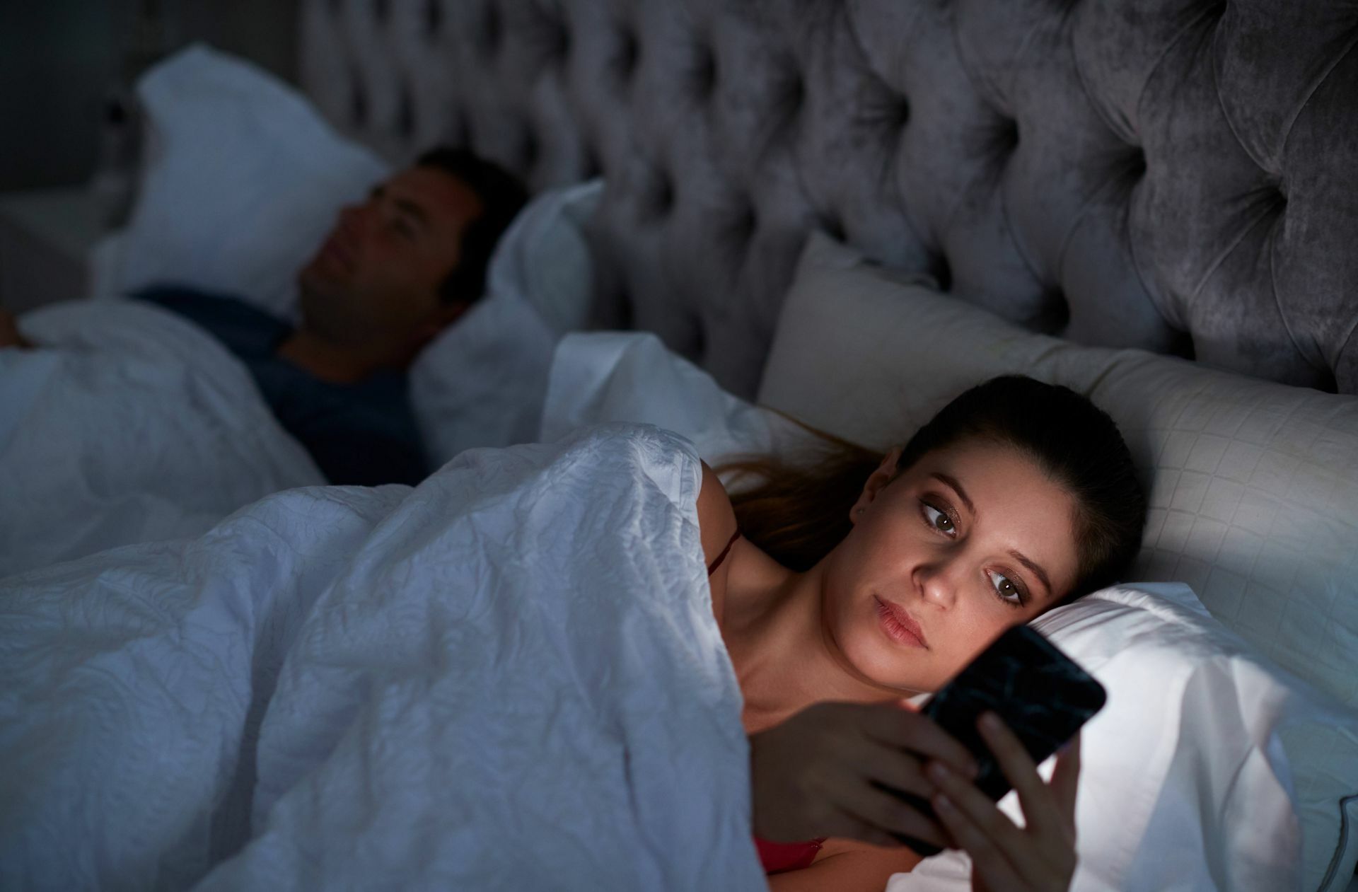 Fernbedienung, Smartphones und Tablets sollte man vor dem Einschlafen aus der Hand legen. Studien legen nahe, dass die innere Uhr des Menschen besonders empfindlich auf das bläuliche Kunstlicht reagiert.