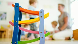 Erzieherinnen und Erzieher werden in Deutschland händeringend gesucht.