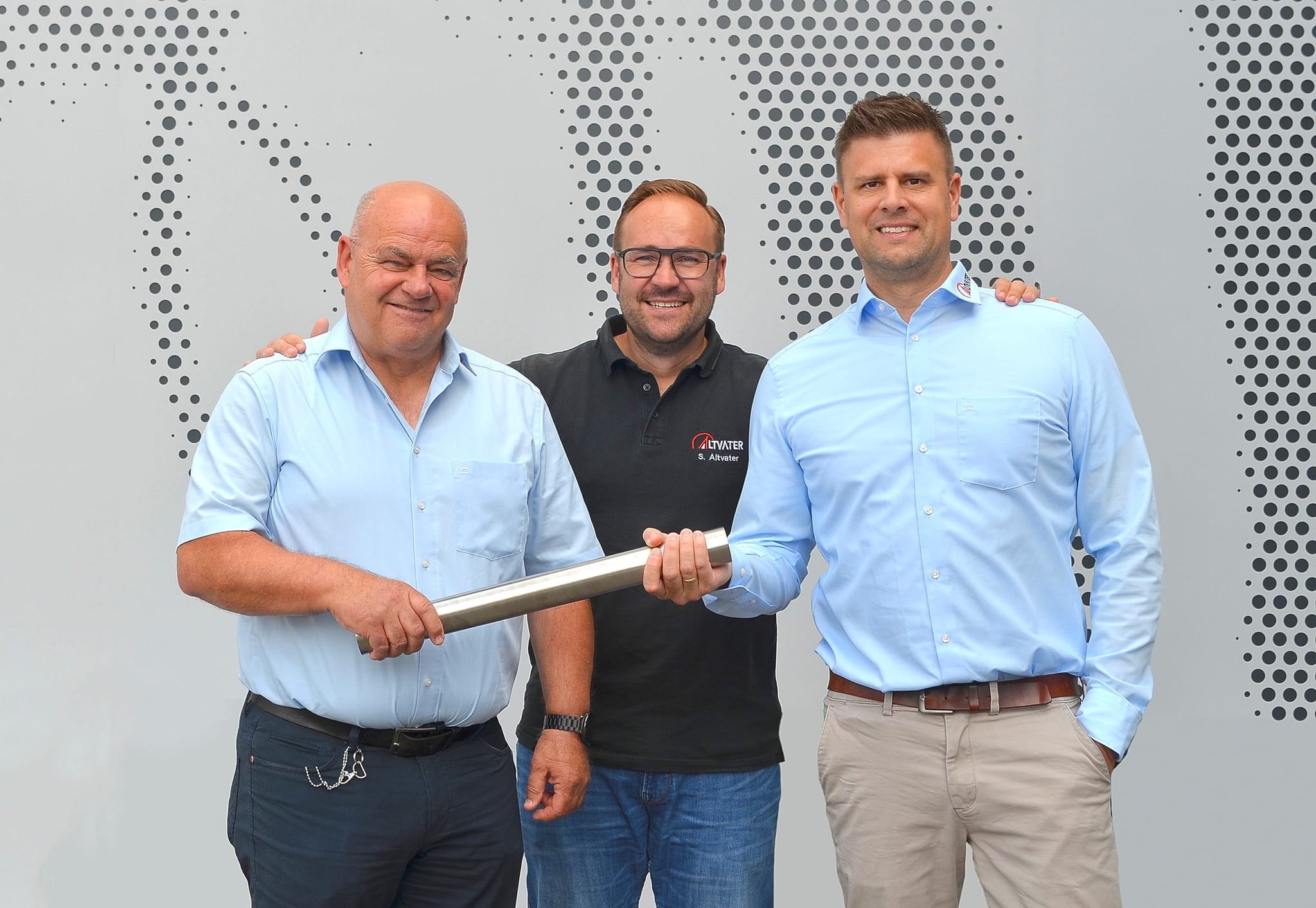Dieter Barth (links) übergibt nach mehr als 20 Jahren im Vertrieb den Staffelstab an Sören Nölke (rechts). Geschäftsführer Simon Altvater begleitet den Wechsel.