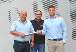 Dieter Barth (links) übergibt nach mehr als 20 Jahren im Vertrieb den Staffelstab an Sören Nölke (rechts). Geschäftsführer Simon Altvater begleitet den Wechsel.