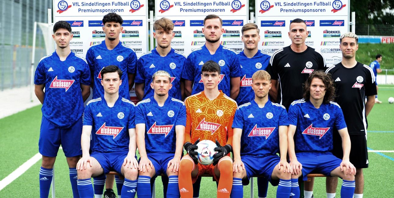 Coach Roberto Klug (hintere Reihe Zweiter von rechts) und Co-Trainer Christian Fiscella (rechts) und die Neuen beim VfL Sindelfingen.