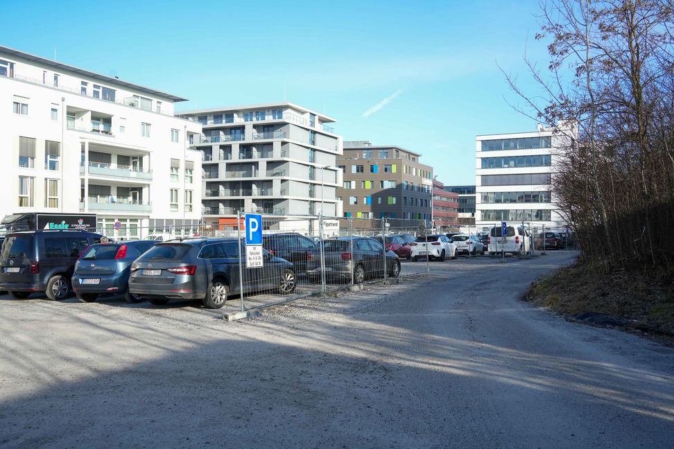 Das Medicum, mit den bunten Fensterläden im Hintergrund, ist das Ziel vieler Parkplatznutzer.