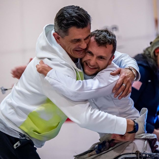 Eine Umarmung für zwei zweiten Plätze: Trainer Gavrila Spiridon (links) und Maurice Schmidt. Bild: z
