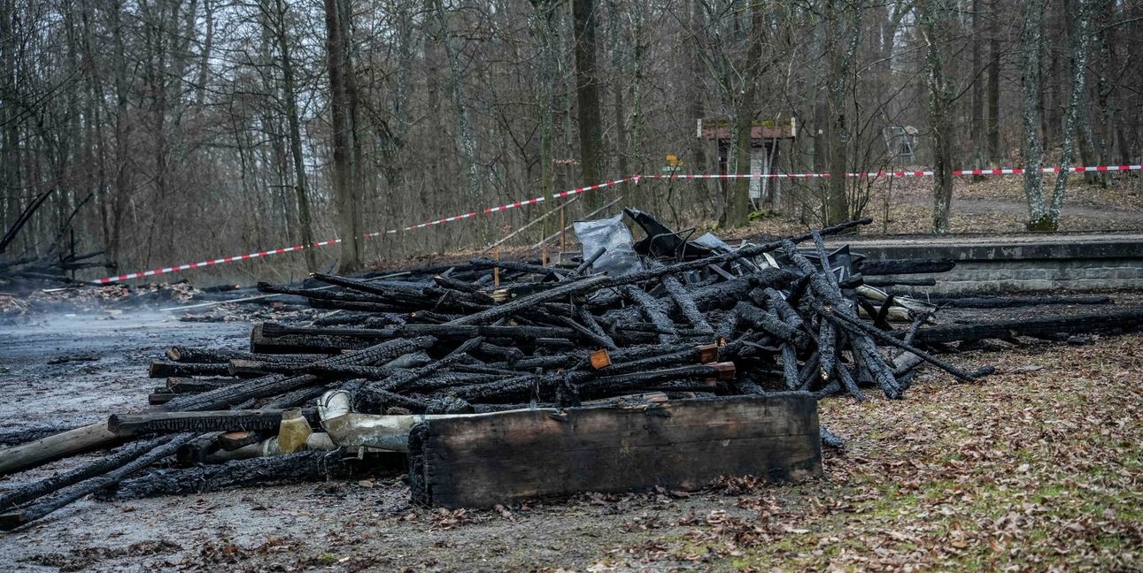 In der Nacht zum Mittwoch, 31. Januar 2024, ist die Blockhütte beim Sportgelände an den Buchen in Magstadt abgebrannt.