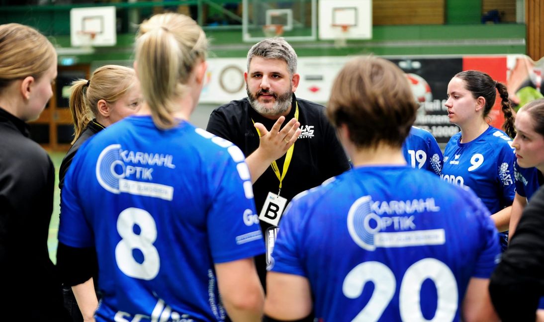 Mischa Herok bei der Teamansprache.