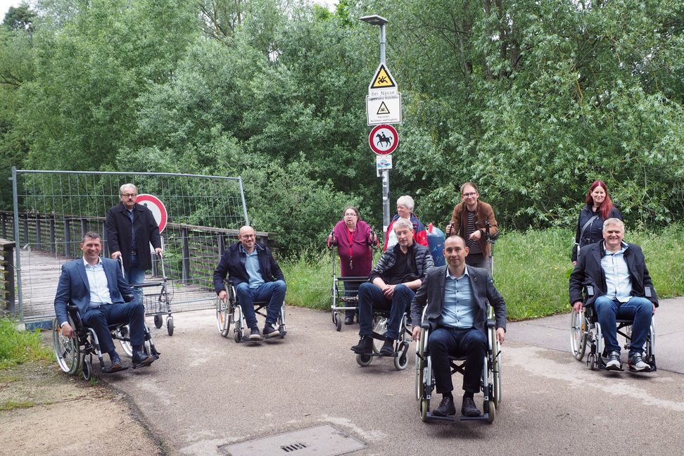 Böblinger Stadträte und der OB haben in Rollstühlen und Rollatoren den Stadtgarten erkundet (von links): Daniel Wengenroth, Hans-Dieter Schühle, Manuel Böhler, Renate Postendorfer (GWW), Anneliese Lexen (GWW), Dr. Detlef Gurgel, Dr. Stefan Belz, Pascal Panse, Heike Lück, Markus Helms.              Bild: z