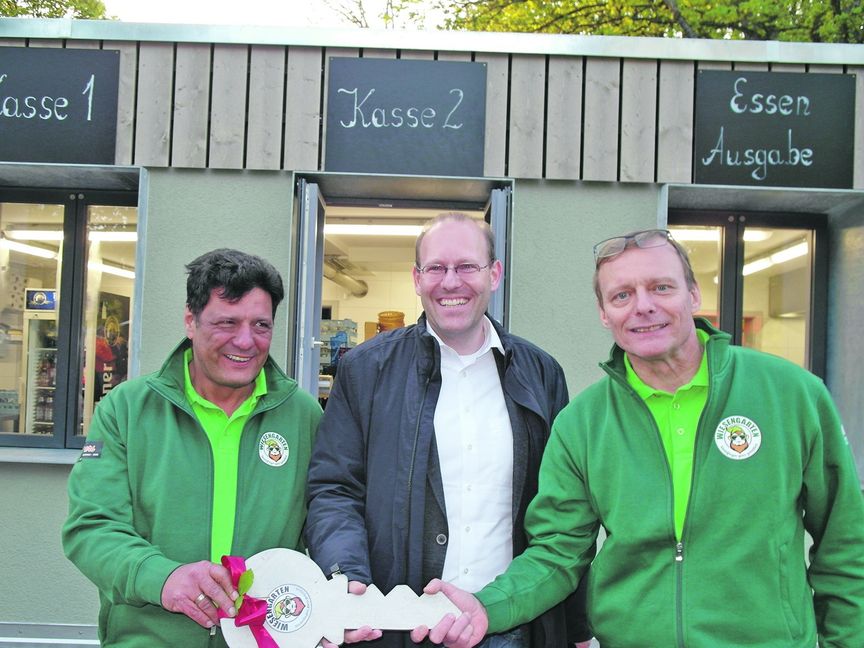 Schlüsselübergabe im Wiesengrund: Oberbürgermeister Dr. Bernd Vöhringer (Mitte) mit den Pächtern Kai Hammami (links) und Jürgen Lahann.  Bild: Staber