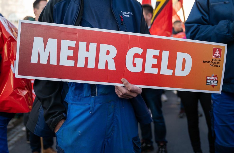 Mehr Geld erhalten die IG-Metaller in jedem Fall – ob es sie zufriedenstellt, ist noch offen.