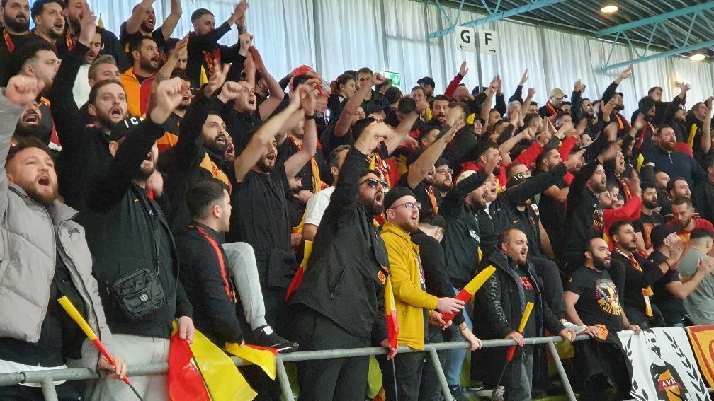 Ramba-Zamba in der Kurve von Galatasaray Istanbuld.    Bild: Wegner