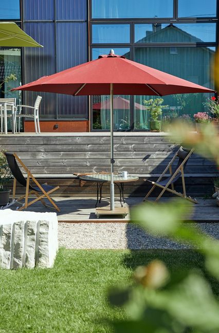 Fürs ökologische Umbauen und auch, weil im Ortskern ein Gebäude für Wohnzwecke umgebaut wurde,  gab’s von der Architektenkammer die Auszeichnung „Beispielhaftes Bauen“ für den Architekten und Bauherren Kay-Peter Thierer.