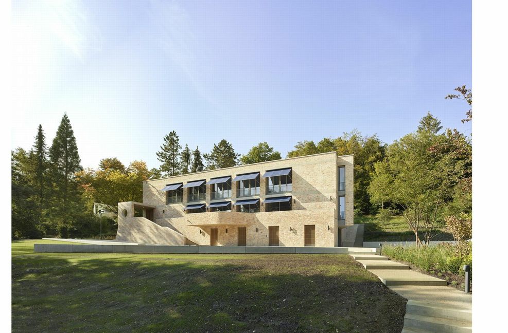 Eines der „Häuser des Jahres“, gekürt vom Deutschen Architekturmuseum Frankfurt und dem Callwey-Verlag, entworfen wurde das Gebäude, das auf der Schwäbischen Alb zu finden ist . . .