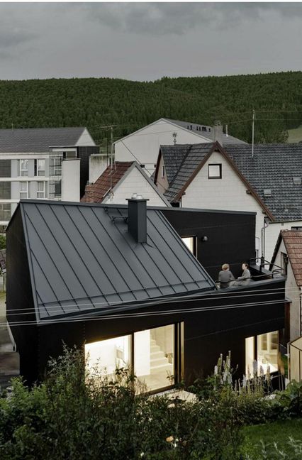 Nachverdichtung auf dem Land zwischen Alb und Schwarzwald: Vielfach ausgezeichnetes Einfamilienhaus in zweiter Reihe in Tuttlingen, geplant von Benedikt Bosch und Katja Knaus von Yonder Architektur und Design aus Stuttgart.