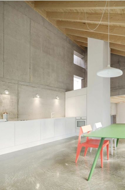 Holz und Beton, dazu fröhliche Farben in der Küche in dem Wohnhaus in Tuttlingen.