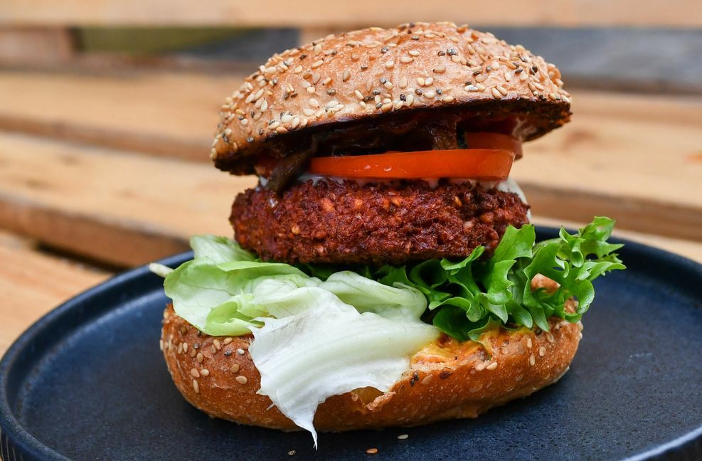 Veganer Fleischersatz liegt im Trend. Aber ist er auch gesund?