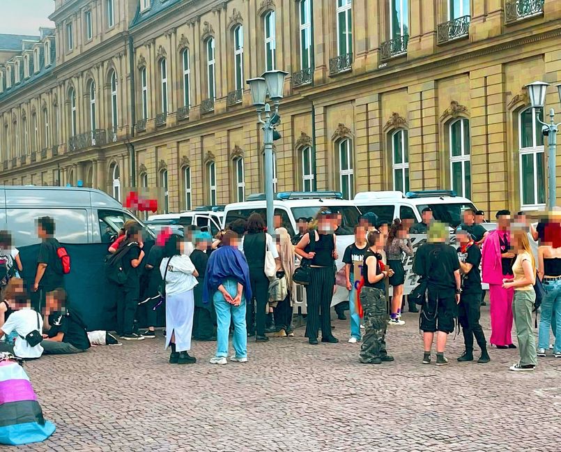 Stammen die Aktivistinnen und Aktivisten, die am Samstagabend einen CSD-Wagen attackiert haben, tatsächlich aus dem linken Spektrum? Dies haben sich nach dem Übergriff, bei dem Vereinssprecher Detlef Raasch mit einem Ellenbogen-Schlag verletzt worden ist, viele beim CSD-Fest gefragt.