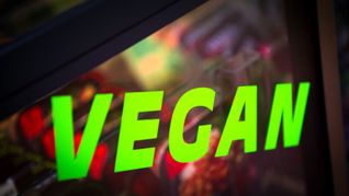 Muss es im Gefängnis veganes Essen geben? Dazu gibt es jetzt eine juristische Entscheidung in Bayern. (Symbolbild)