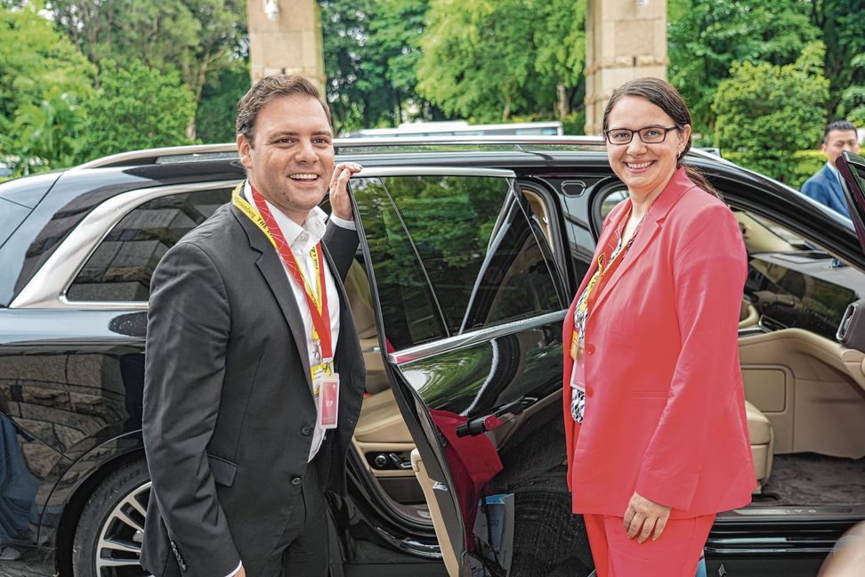 Der SPD-Landtagsabgeordnete Florian Wahl und die CDU-Landtagsabgeordnete Katrin Schindele vor der Huawei Hauptzentrale.