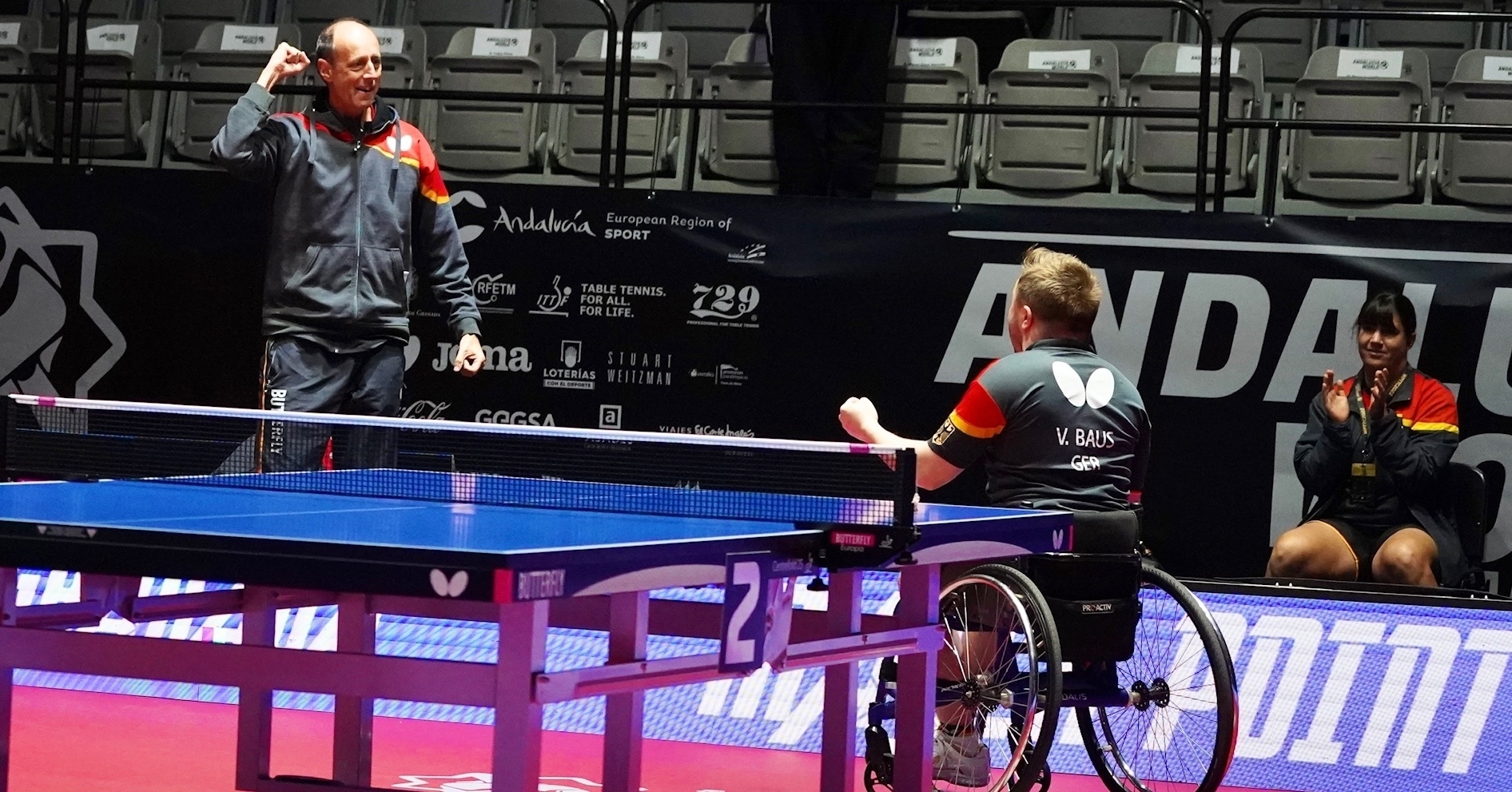 Volker Zieger mit seinem neuen Weltmeister Valentin Baus.    Bild: Hannes Doesseler / DBS