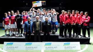 Das Siegerpodium bei der 41. Auflage der Hallenfußball-Gala im Sindelfinger Glaspalast.