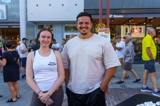 Beste Laune bei Songs von "Imagine Dragons" auf dem Marktplatz.