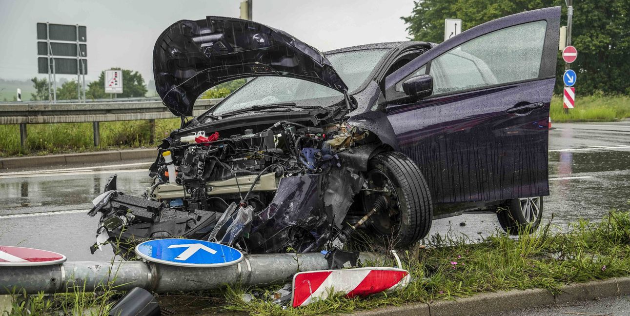 Das Auto wurde gegen eine Ampel geschleudert.