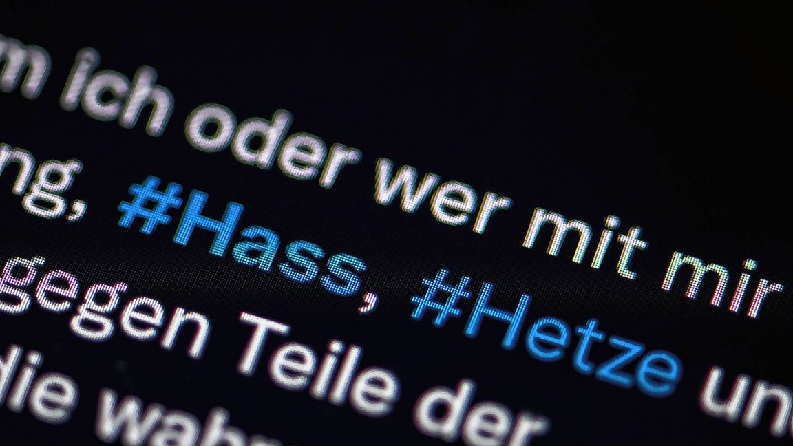 Wegen Kritik von Hass und Hetze auf X verlassen 47 Organisationen die Plattform und setzen den Hashtag #ByeByeElon. (Symbolbild)