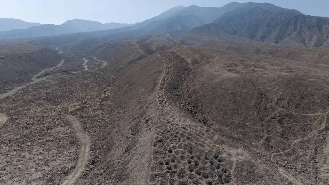 Im Tal des Rio Pisco erstreckt sich eine Art Lochstreifenband kilometerweit über einen Bergkamm.