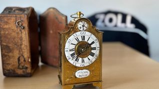 Zollbeamte entdeckten eine teure, antike Uhr.