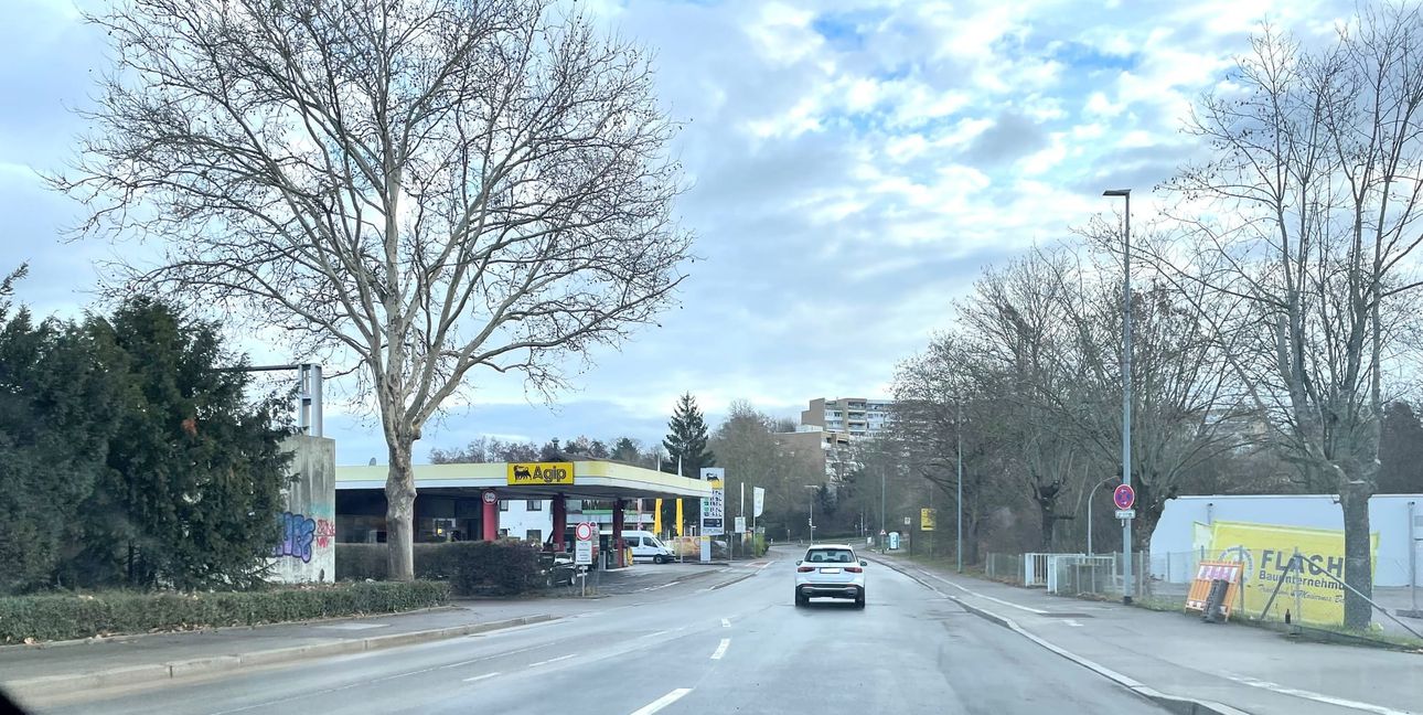 Die Sperrung bei der Agip-Tankstelle, gleich neben der Böblinger Feuerwache im Röhrer Weg, ist aufgehoben.