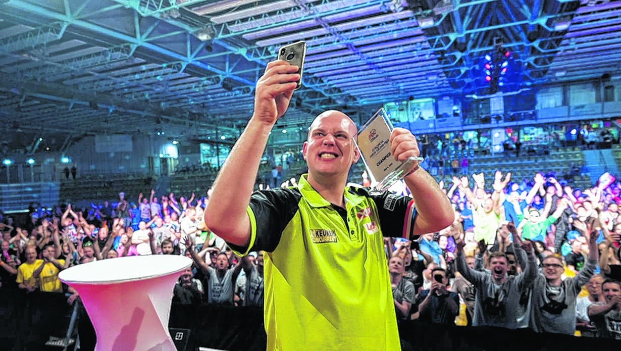 Superstar Michael van Gerwen rauscht durchs Turnier, spielt in der Finalsession unglaubliche 110 Punkte pro Aufnahme, holt sich den Titel und kann von Sindelfingen einfach nicht genug bekommen. Bilder: PDC Europe