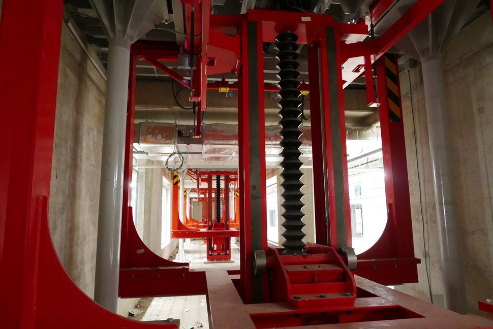Im Untergrund des neuen Betriebswerks: Mit diesen elektrisch angetriebenen Spindeln wird der 40 Meter lange Zug zum Drehgestellwechsel angehoben. Bild: Jung