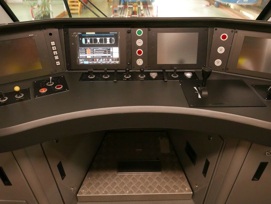 Der Arbeitplatz der Lok-Führer in den neuen CAF-Triebwagen. Bild: Jung