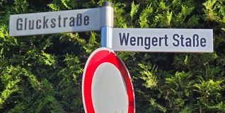 Links das fehlerhafte, rechts das korrigierte Schild.Bilder: Röhm