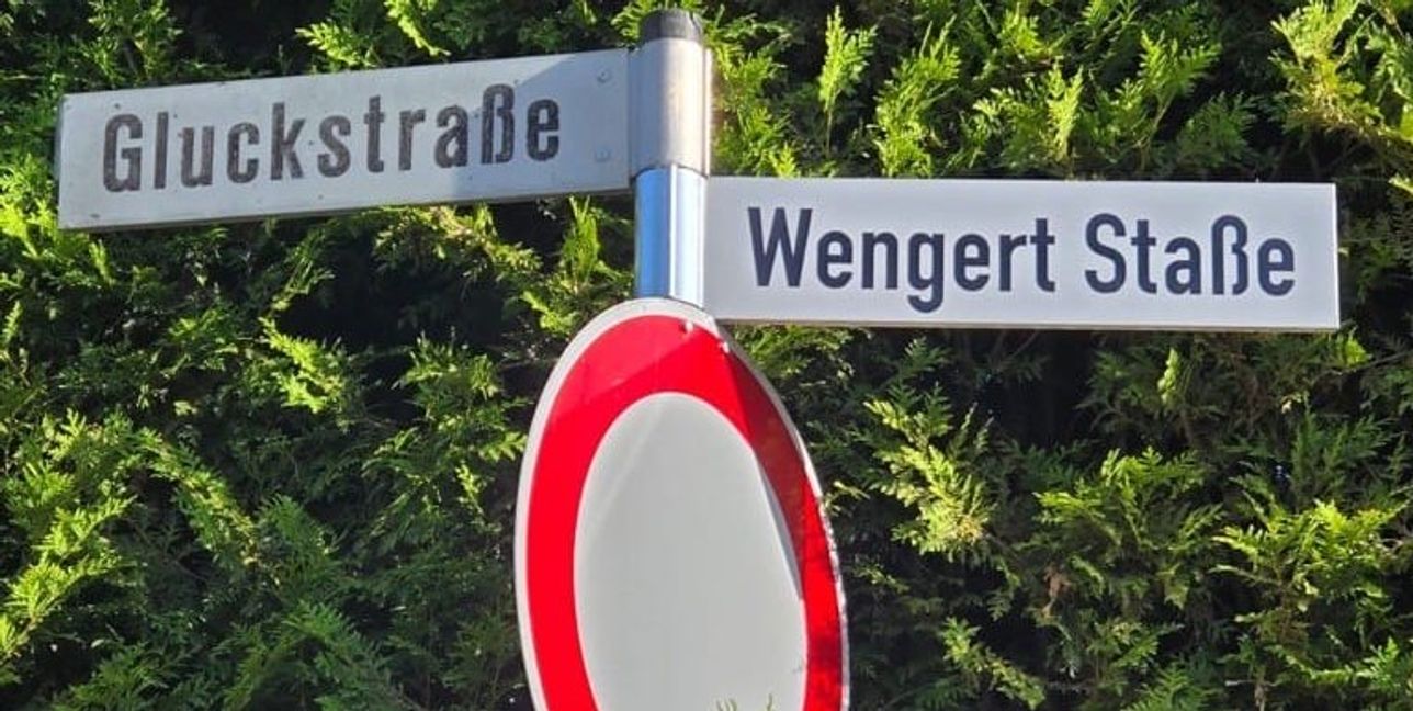 Links das fehlerhafte, rechts das korrigierte Schild.