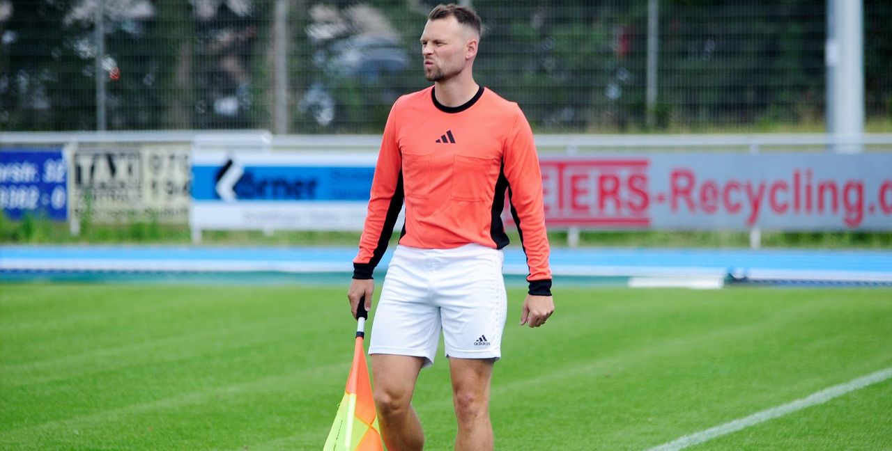 VfL-Spielleiter Bastian Bothner in ungewohnter Rolle.