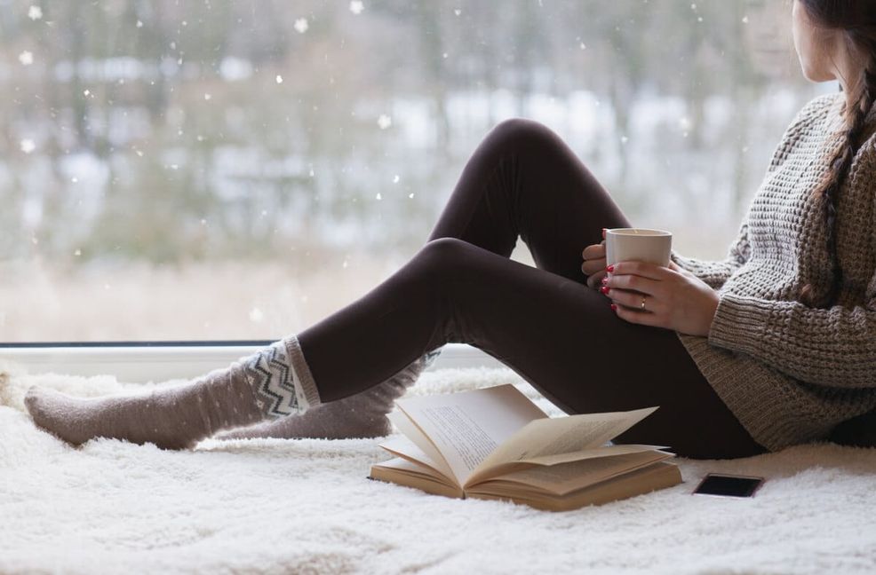 Erfahren Sie, was ein Winterblues ist und wie sie diesen überwinden können. Mit 10 effektiven Tipps gegen Müdigkeit, Antriebslosigkeit und das Stimmungstief in der dunklen Jahreszeit.