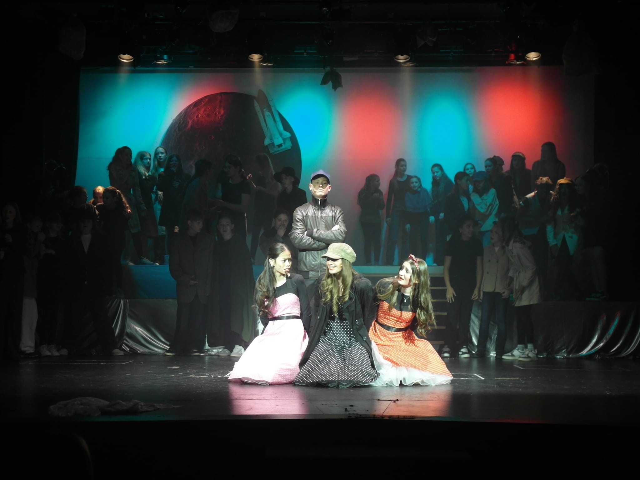 Vor rund 350 begeisterten Zuschauern hat der Unter- und Mittelstufenchor des Sindelfinger Goldberg-Gymnasiums mit dem Musical „Brenda Bly: Teen Detective“ in der restlos ausverkauften Schulaula Premiere gefeiert.