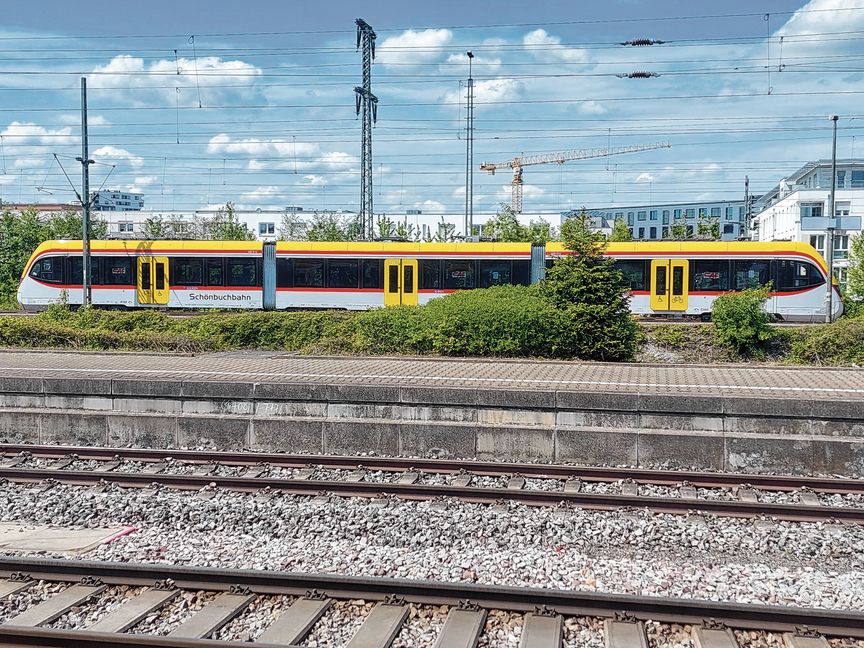 Ein neuer Triebwagen der Schönbuchbahn steht auf dem Gleis. Die Betriebserlaubnis für die Fahrzeuge fehlt immer noch.