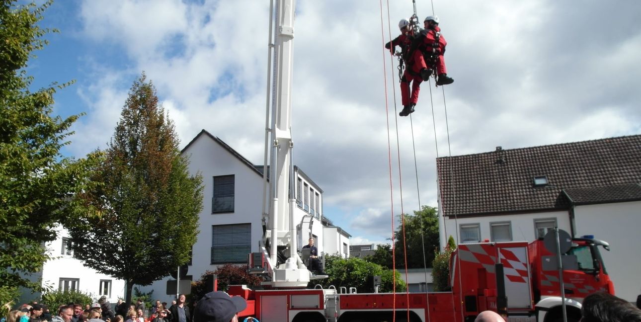 Beim Tag der offenen Tür der Maichinger Feuerwehrabteilung hat sich auch die Mercedes-Benz Werkfeuerwehr mit Rettungsübungen am Seil präsentiert.