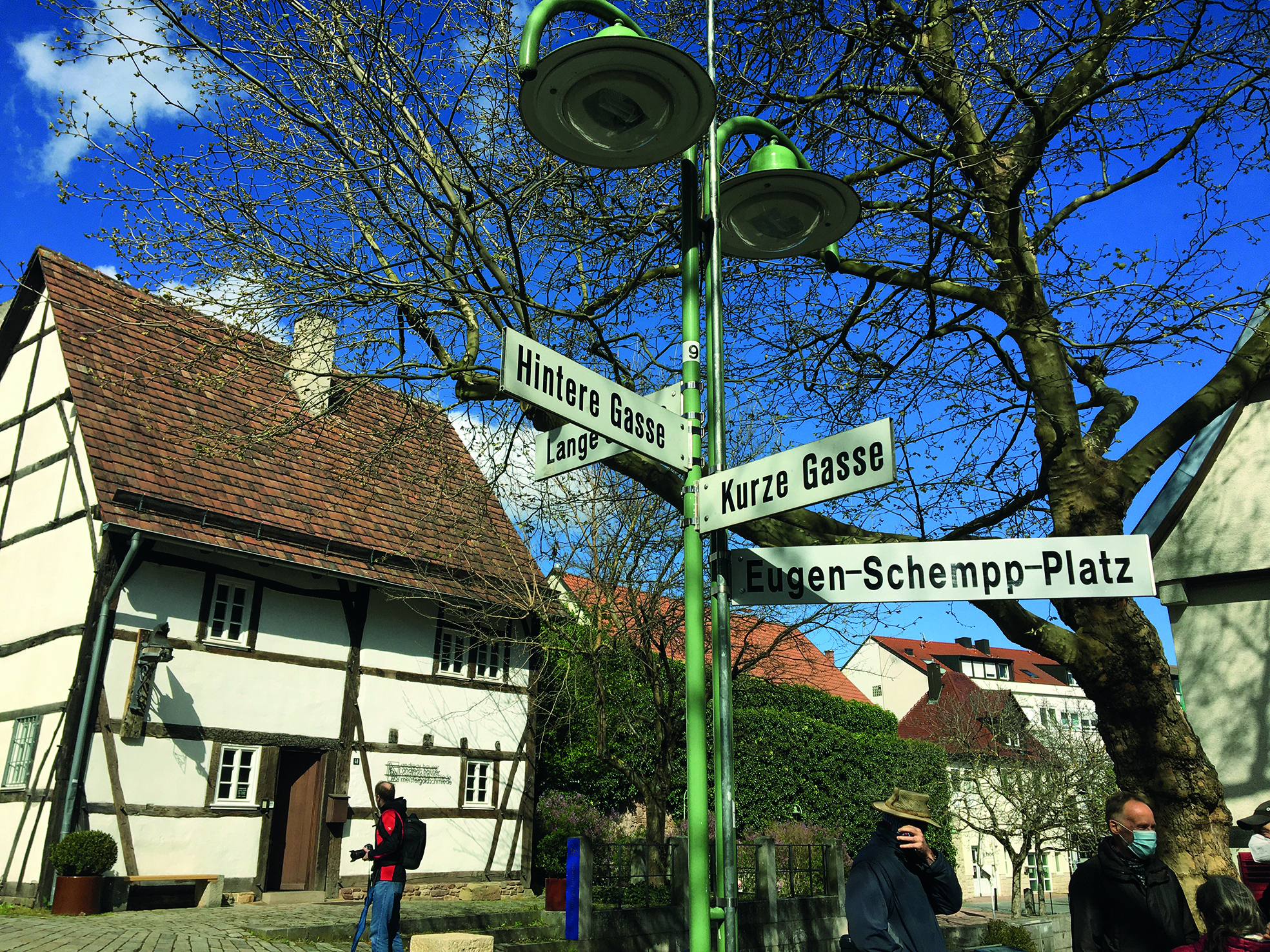 Der Traum, das Firstsäulenhaus auf dem Platz neben dem Salzhaus als Erweiterung für das Stadtmuseum zu installieren, ist nicht Wirklichkeit geworden. Dafür liegt der Eugen-Schempp-Platz heute gegenüber des aus der Oberen Vorstadt verpflanzten Hauses, in dem heute die Goldschmiede-Werkstatt Hauser untergebracht ist. Bild: P. Bausch