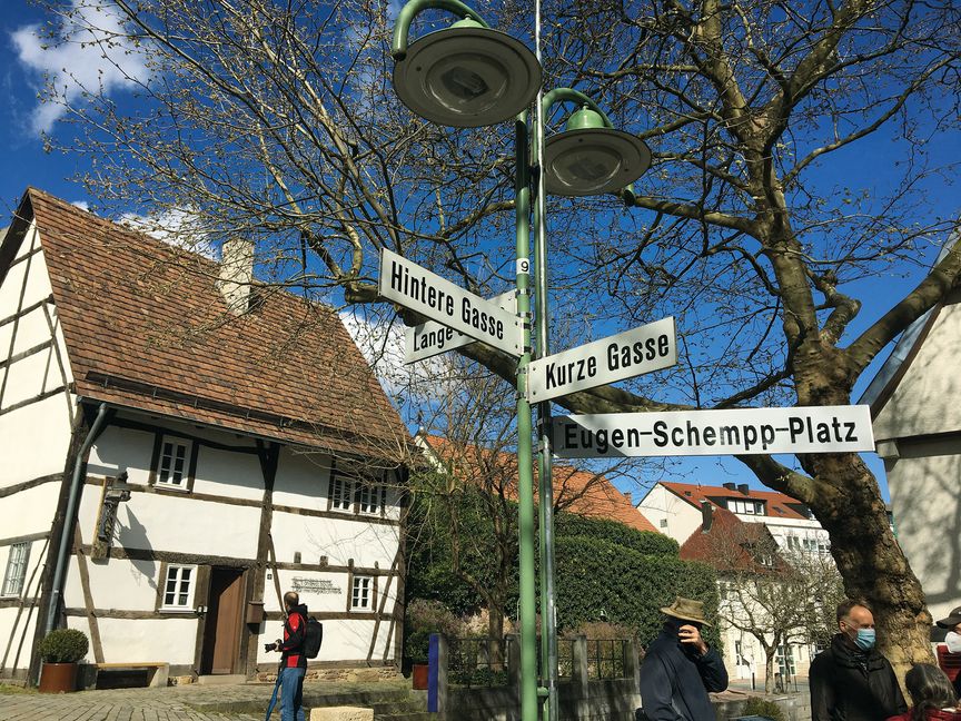 Der Traum, das Firstsäulenhaus auf dem Platz neben dem Salzhaus als Erweiterung für das Stadtmuseum zu installieren, ist nicht Wirklichkeit geworden. Dafür liegt der Eugen-Schempp-Platz heute gegenüber des aus der Oberen Vorstadt verpflanzten Hauses, in dem heute die Goldschmiede-Werkstatt Hauser untergebracht ist. Bild: P. Bausch
