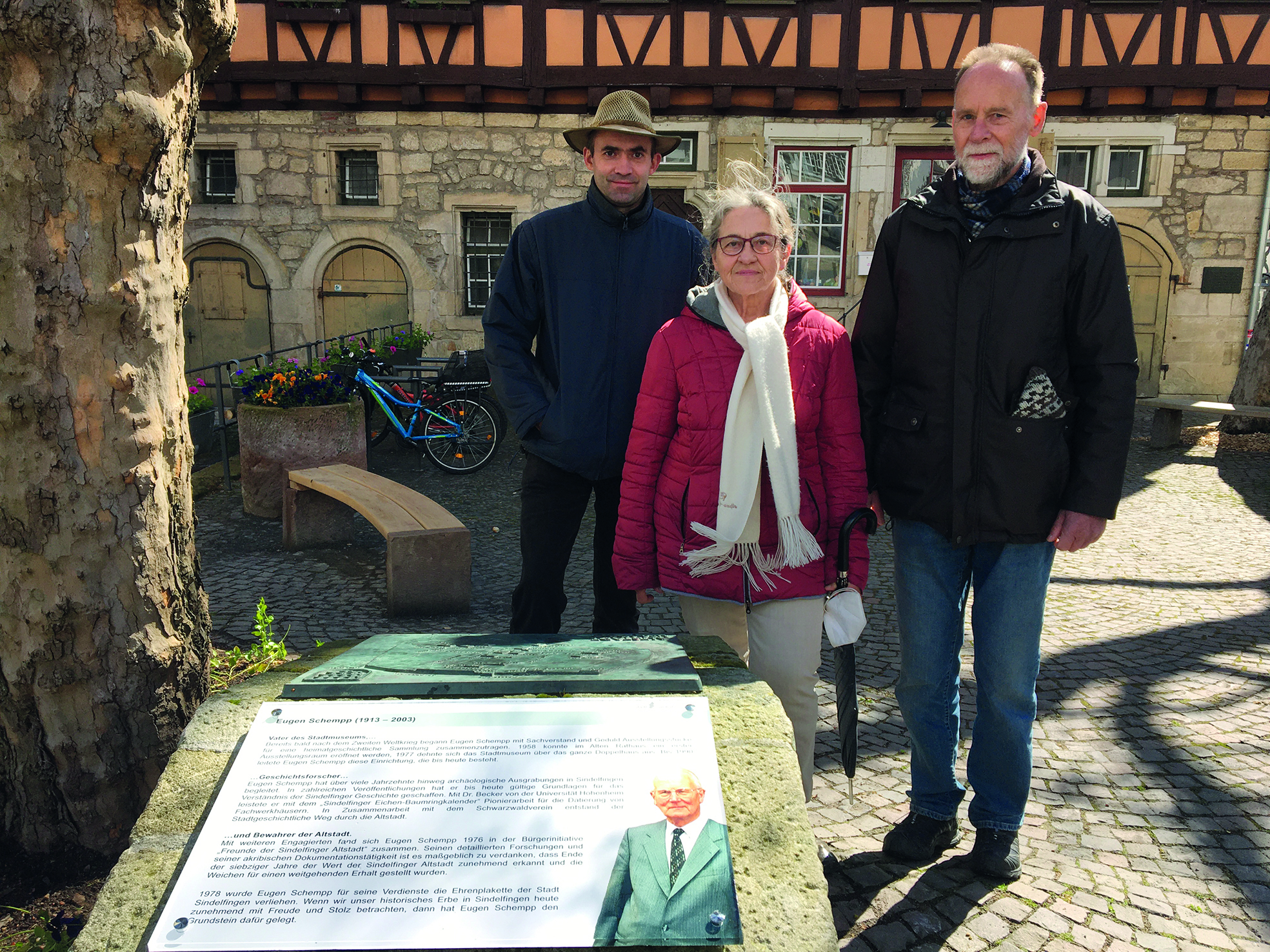 Sohn Helmut Schempp, seine Lebensgefährtin Inge Renner und Enkel Tobias Schempp (von rechts) bei der Einweihung des Eugen-Schempp-Platzes vor dem Storchenhaus. Bild: P. Bausch