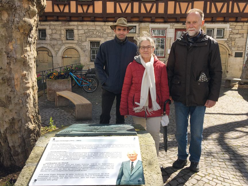 Sohn Helmut Schempp, seine Lebensgefährtin Inge Renner und Enkel Tobias Schempp (von rechts) bei der Einweihung des Eugen-Schempp-Platzes vor dem Storchenhaus. Bild: P. Bausch