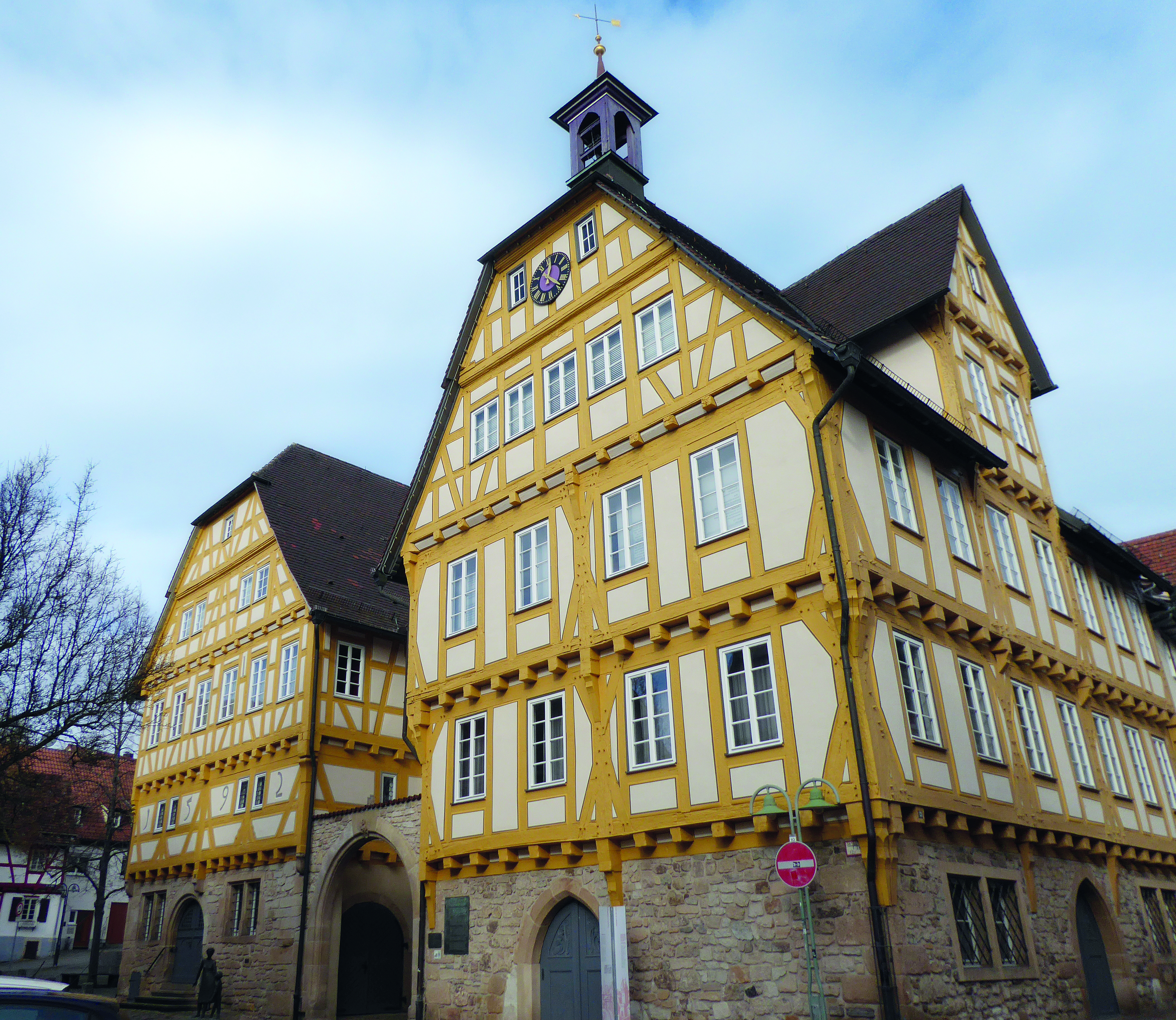 Im 19. Jahrhundert hängt das Schicksal von Rat- und Salzhaus in der Sindelfinger Altstadt am seidenen Faden. Die letzte Modernisierung erfährt das Haus zum Stadtjubiläum 2013 und der Ausstellung “Facetten einer Stadt” von Illja Widmann. 
Bild: P. Bausch