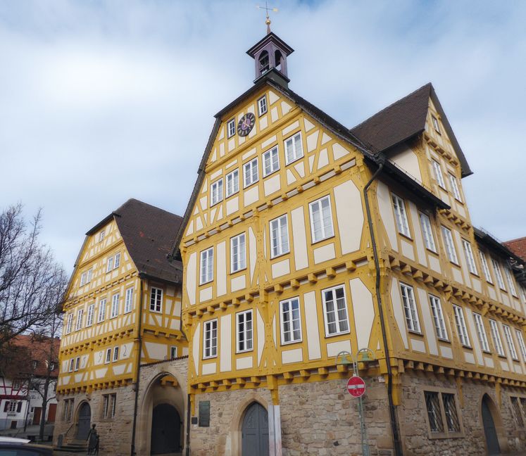 Im 19. Jahrhundert hängt das Schicksal von Rat- und Salzhaus in der Sindelfinger Altstadt am seidenen Faden. Die letzte Modernisierung erfährt das Haus zum Stadtjubiläum 2013 und der Ausstellung “Facetten einer Stadt” von Illja Widmann. 
Bild: P. Bausch
