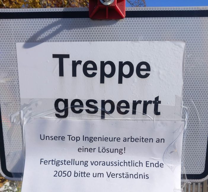 Da hat sich jemand einen Scherz erlaubt. Der Zettel wurde mittlerweile entfernt.