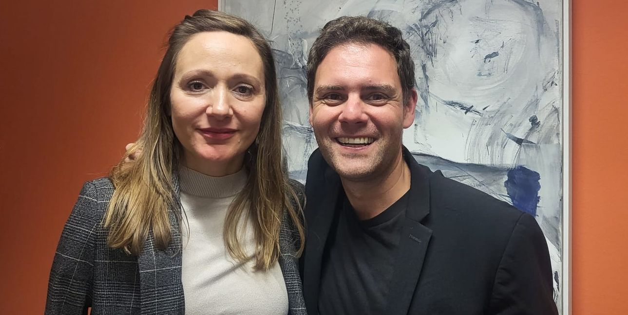 Bundestagsabgeordnete Jasmina Hostert und Florian Wahl auf der SPD-Wahlparty in Böblingen.