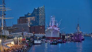 Hamburg feiert seinen 835. Hafengeburtstag. An den Landungsbrücken versammelten sich Tausende Besucher, um ein Feuerwerk und ein Konzert zu sehen. Auf einer schwimmenden Bühne trat die Band Scooter um Frontmann H.P. Baxxter auf.