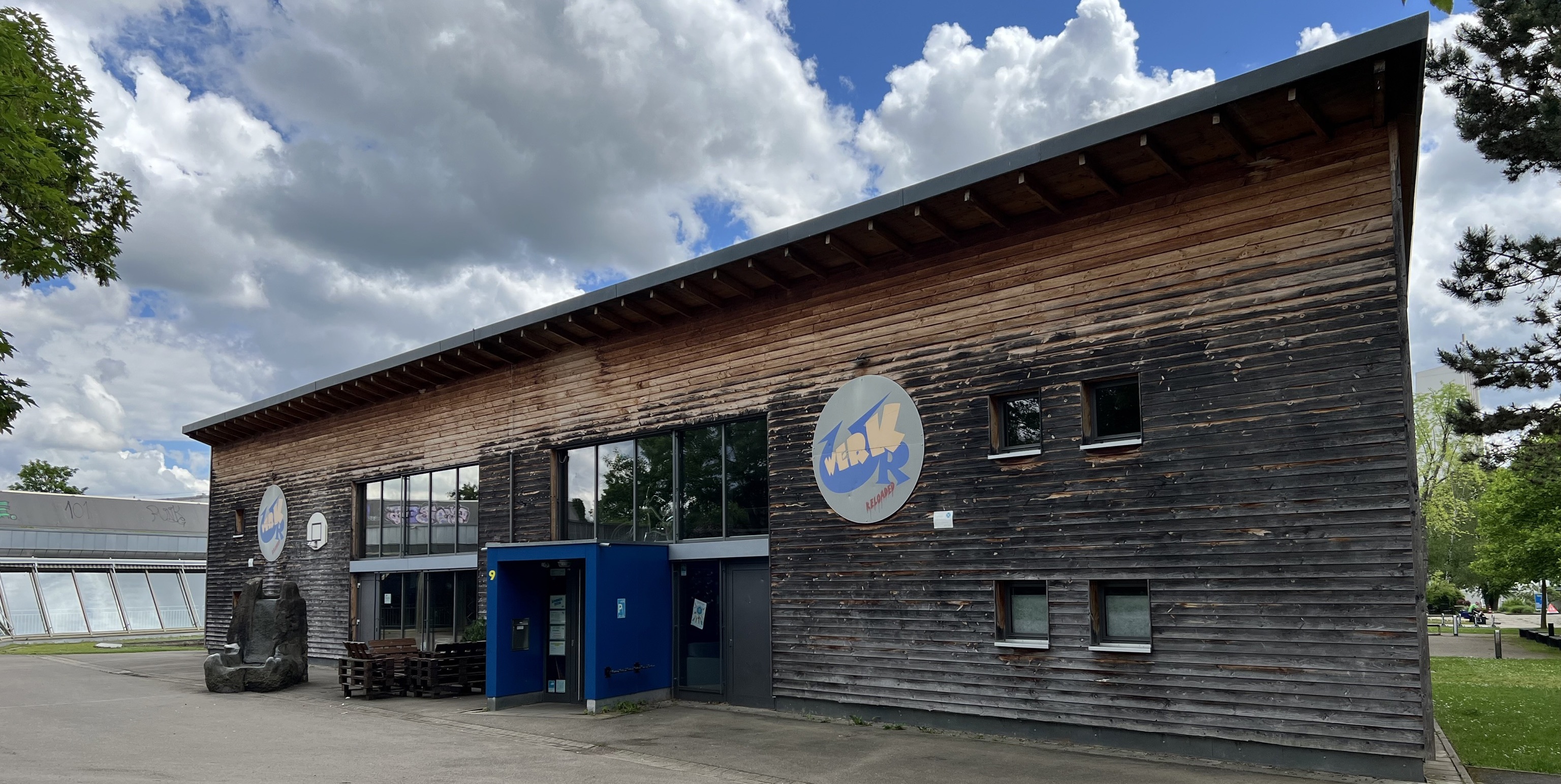 Das Jugendhaus UrWerk liegt zwischen der Grund-, und Realschule, den Sporthallen und dem Schönaicher Rathaus. Es wurde mit jungen Menschen geplant und 2002 fertig gestellt.