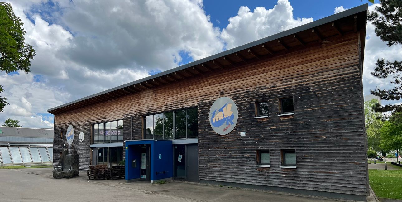 Das Jugendhaus UrWerk liegt zwischen der Grund-, und Realschule, den Sporthallen und dem Schönaicher Rathaus. Es wurde mit jungen Menschen geplant und 2002 fertig gestellt.